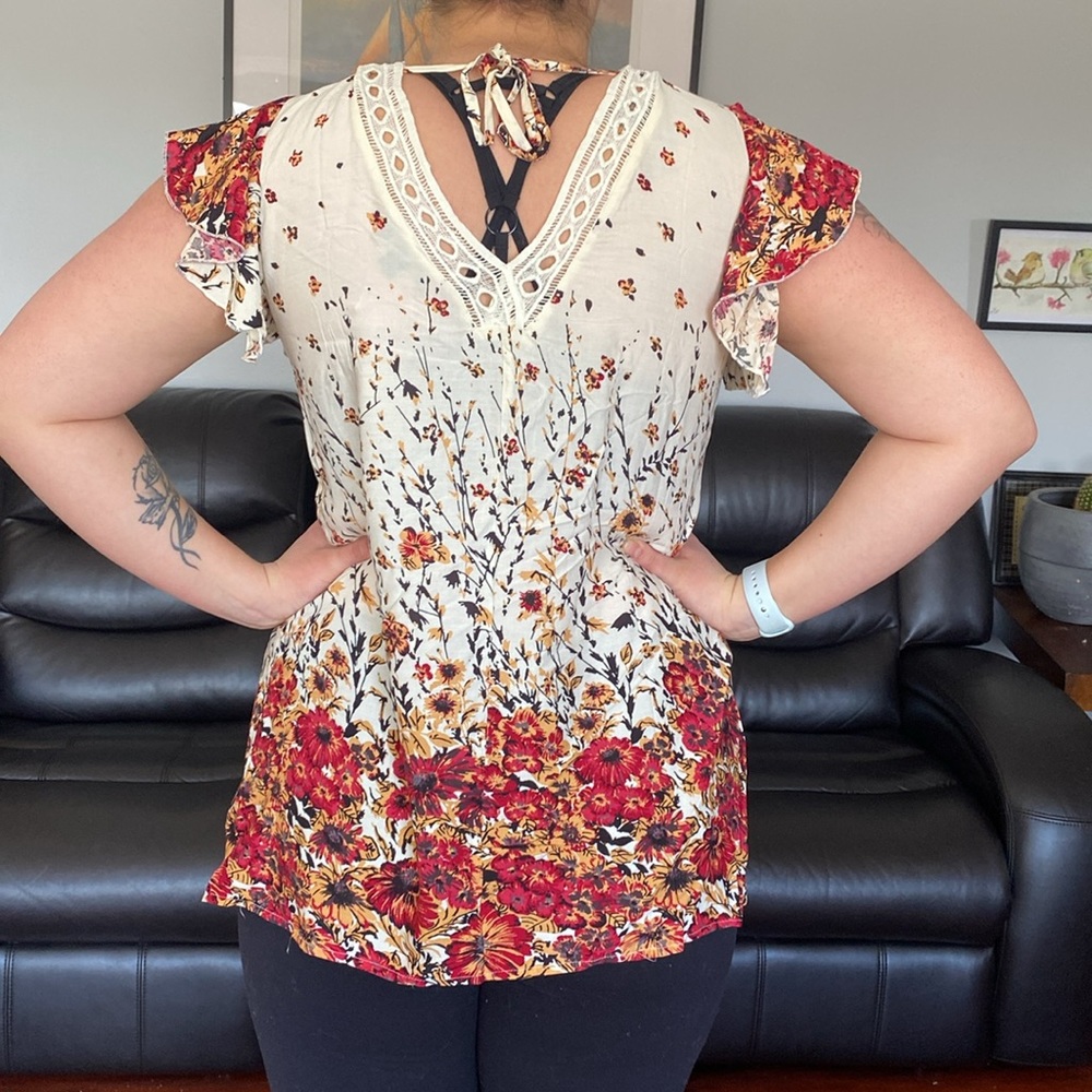 Adorable flowered blouse - Picture 2 of 4